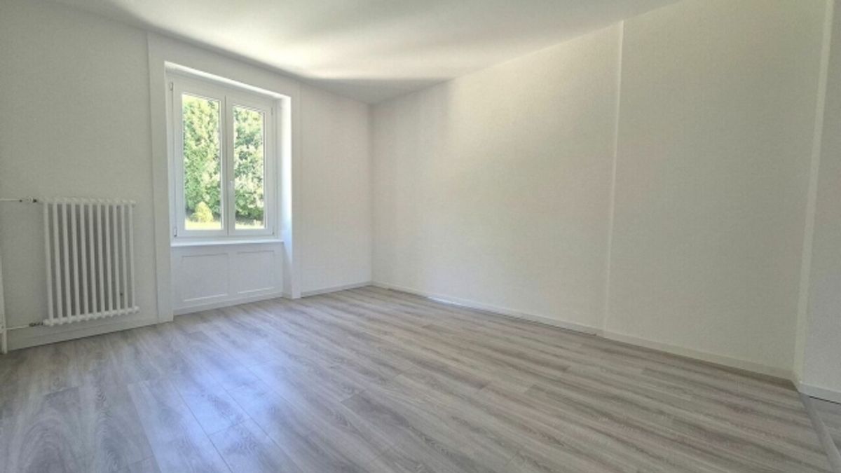 Wunderschöne 3-Zimmer-Wohnung komplett renoviert mit Balkon – Le Locle - 2