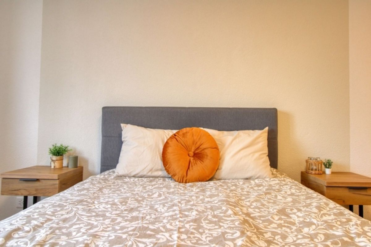 Furnished room in modernised apartment in a top location - 2