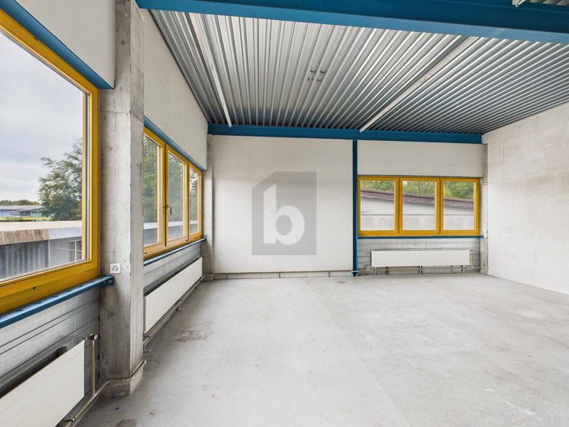 MIT GROSSEM WARENLIFT (6 M2)  AM AUTOBAHNANSCHLUSS - 3