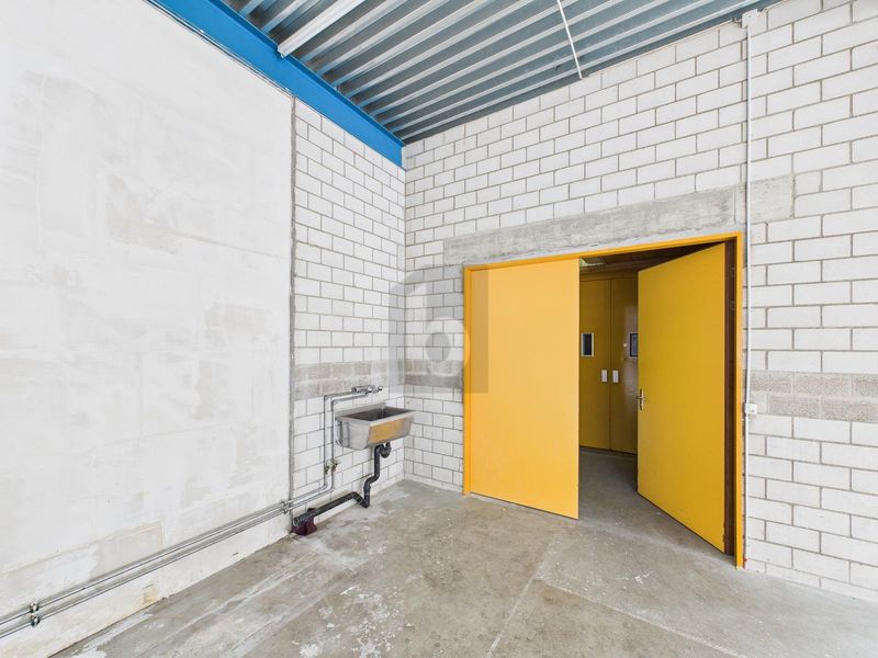 MIT GROSSEM WARENLIFT (6 M2)  AM AUTOBAHNANSCHLUSS - 4