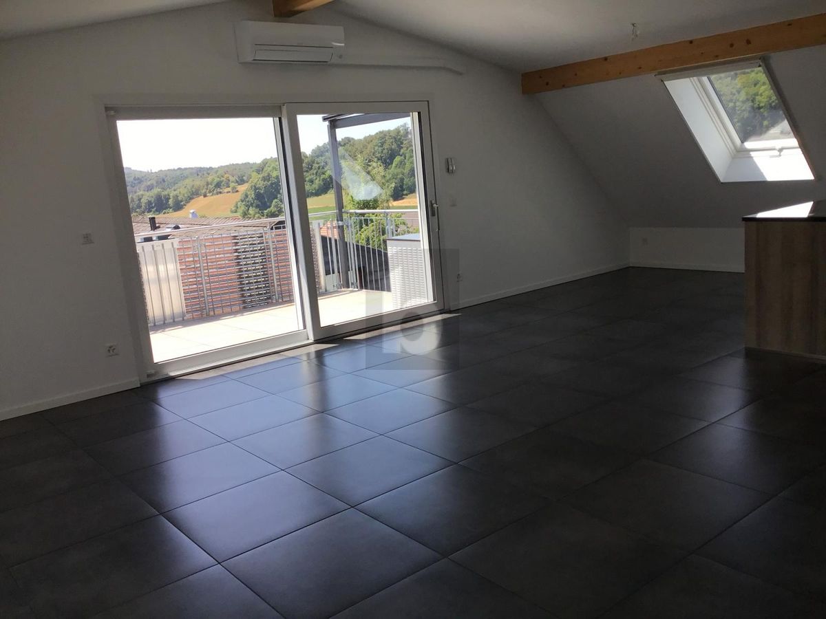 SONNIG, KLIMATISIERT MIT BALKON UND E-LADESTATION - 3