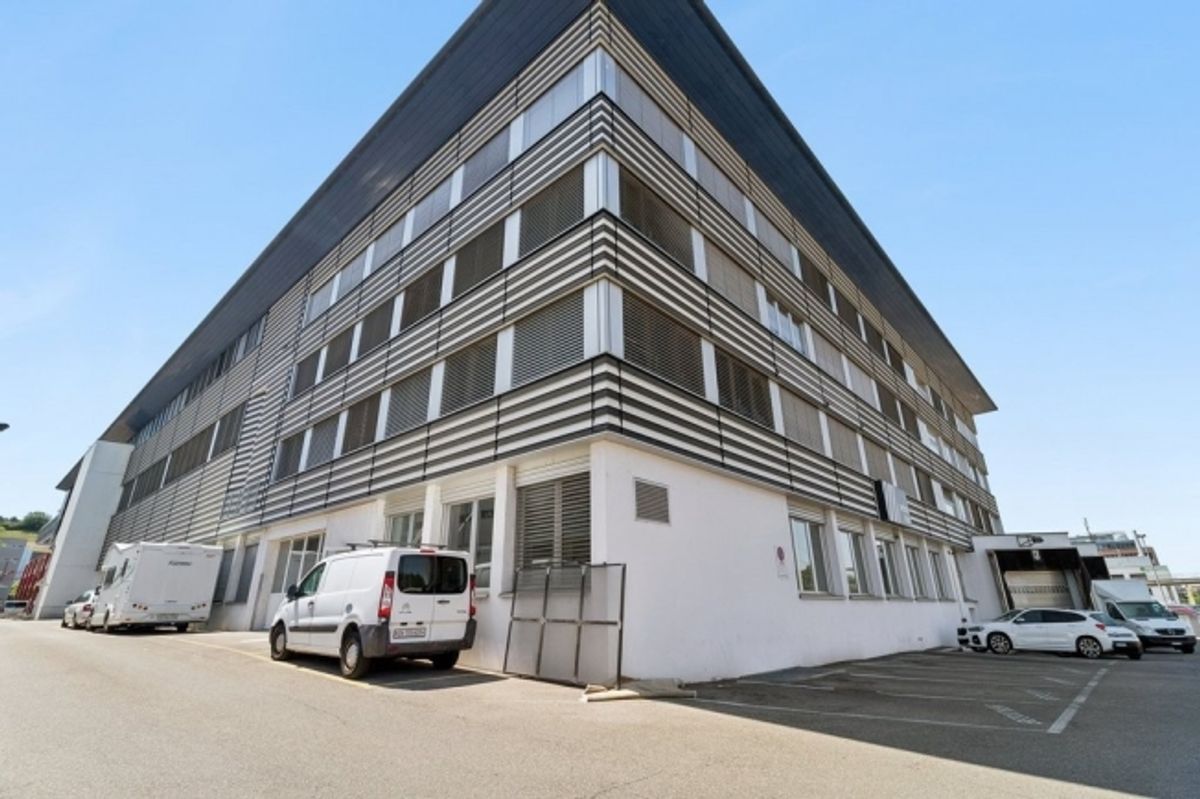 Grosszügige Gewerbefläche und Büros in Schlieren zu vermieten - 0