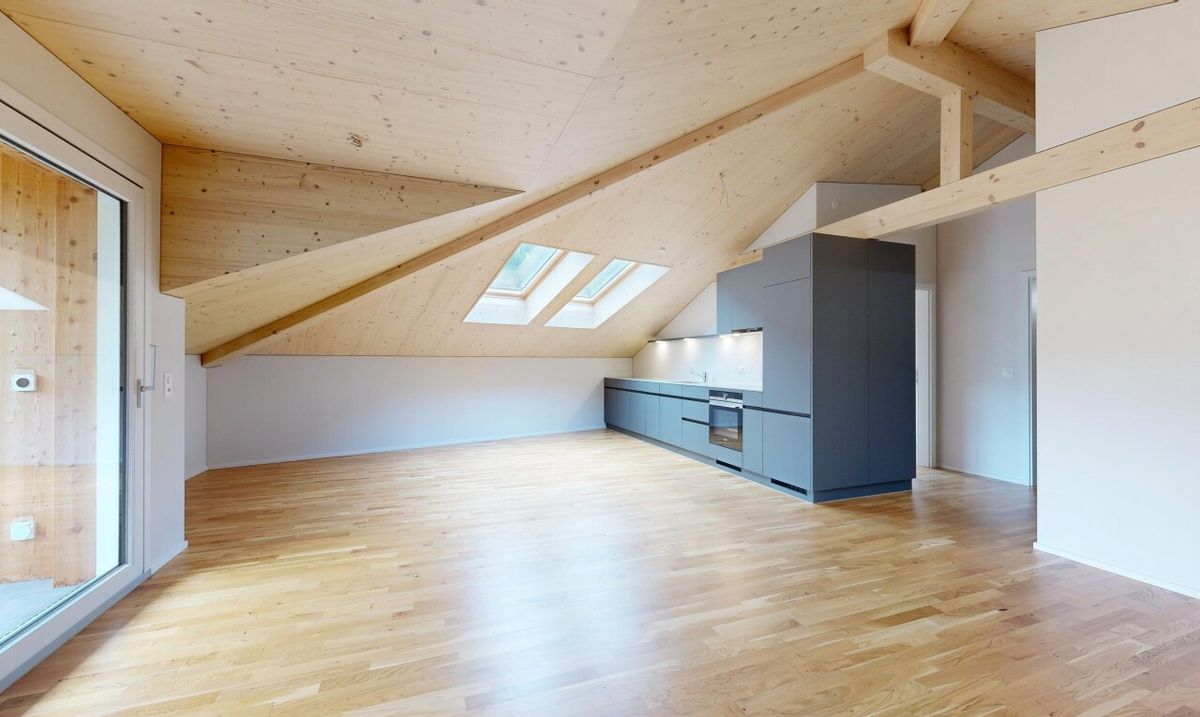 2.5-Zimmer-Attikawohnung mit Weitblick in Spiringen - 2