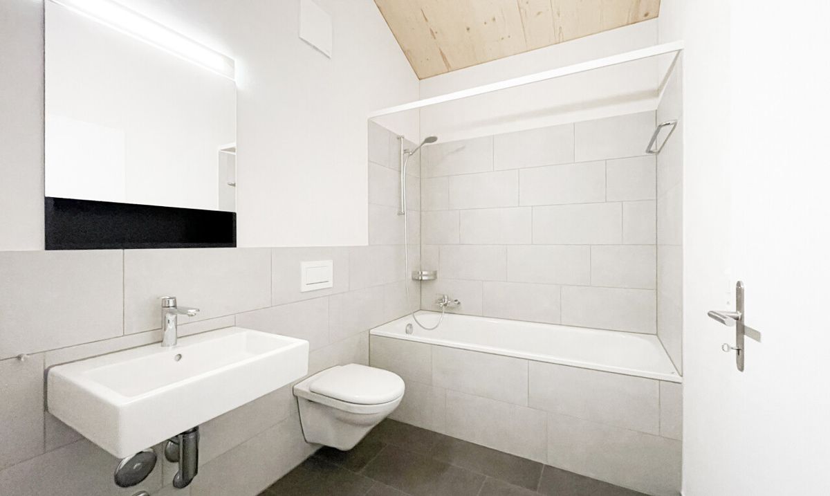 2.5-Zimmer-Attikawohnung mit Weitblick in Spiringen - 8