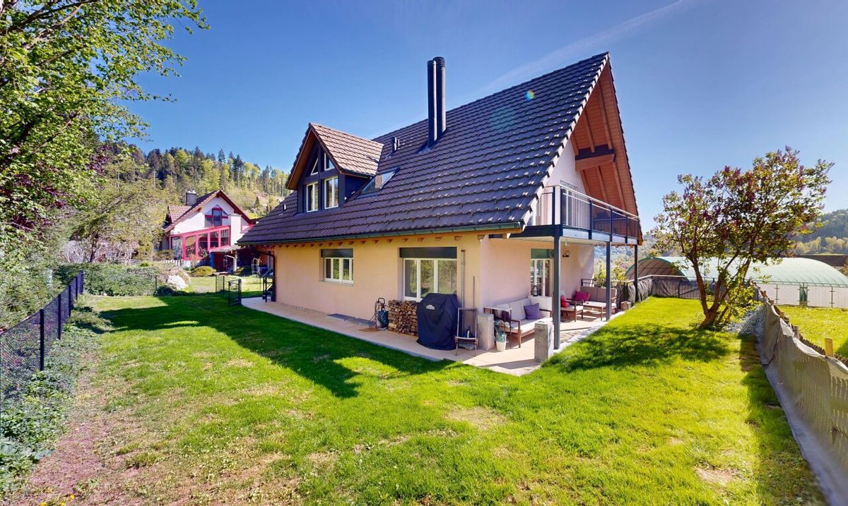 Schönes 5,5-Z.-EFH mit einer 3,5-Z.-Einliegerwohnung in Madetswil - 1