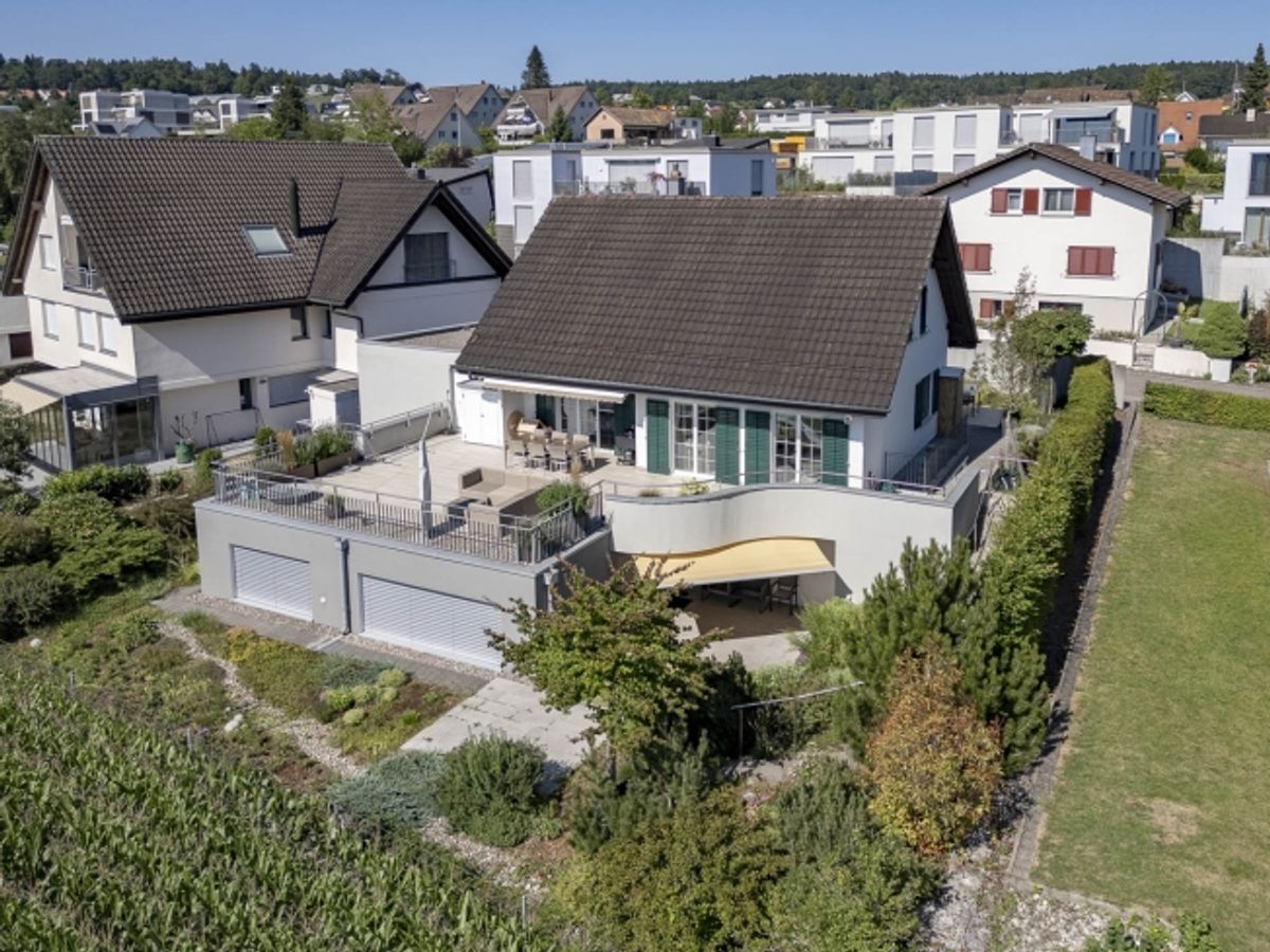 5.5-Zimmer-Einfamilienhaus mit 2.5-Zimmer-Einliegerwohnung - 0