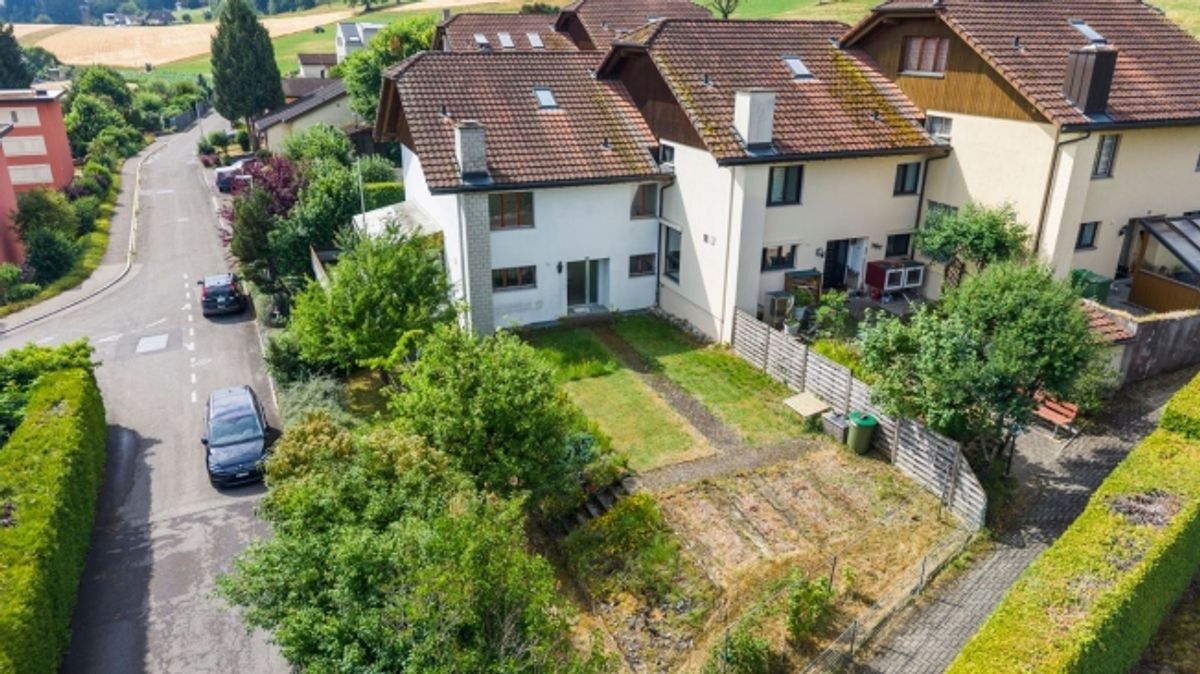 Familienfreundliches Reiheneckhaus mit zwei Gartenbereichen und schöner Weitsicht - 0