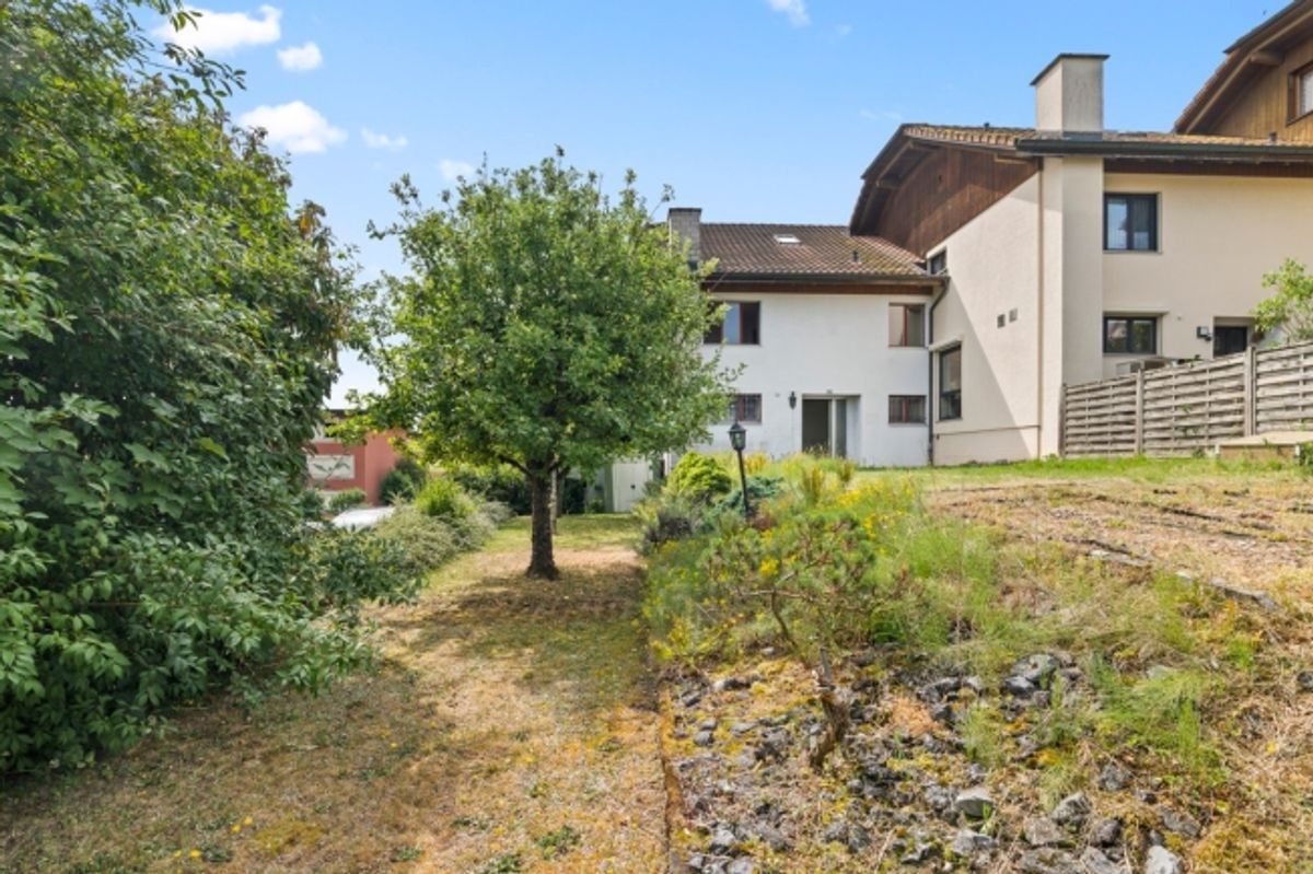 Familienfreundliches Reiheneckhaus mit zwei Gartenbereichen und schöner Weitsicht - 1