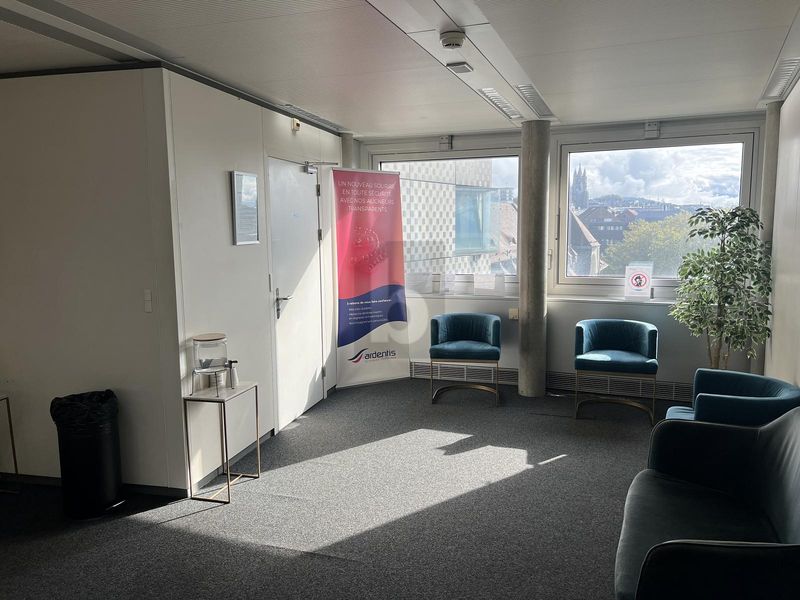 BUREAUX LUMINEUX SUR LA PLACE CHAUDERON ! - 4