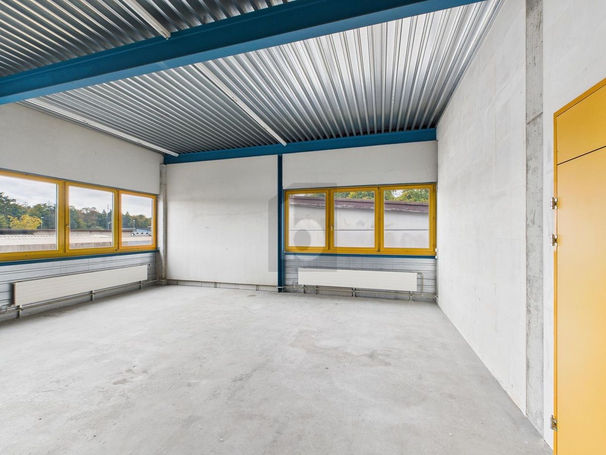 MIT GROSSEM WARENLIFT (6 M2)  AM AUTOBAHNANSCHLUSS - 0