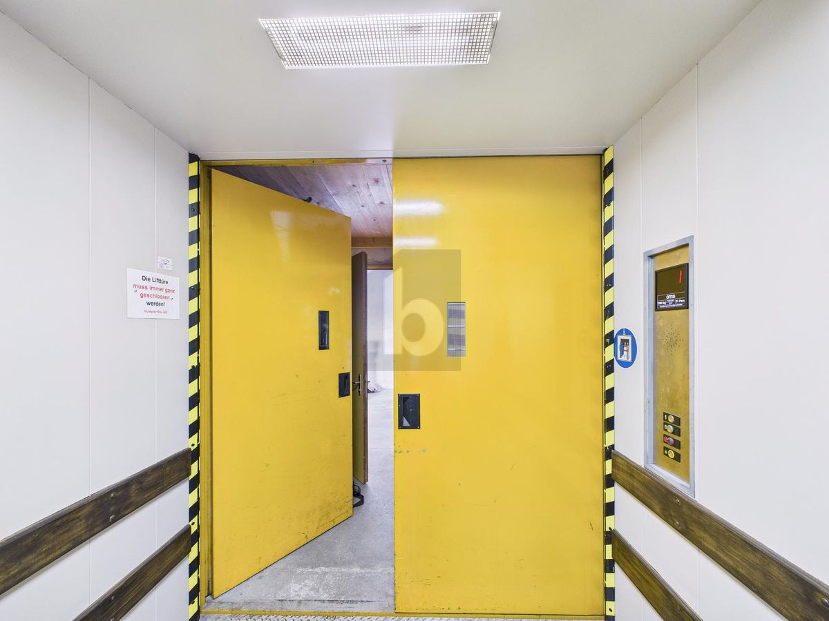 MIT GROSSEM WARENLIFT (6 M2)  AM AUTOBAHNANSCHLUSS - 1