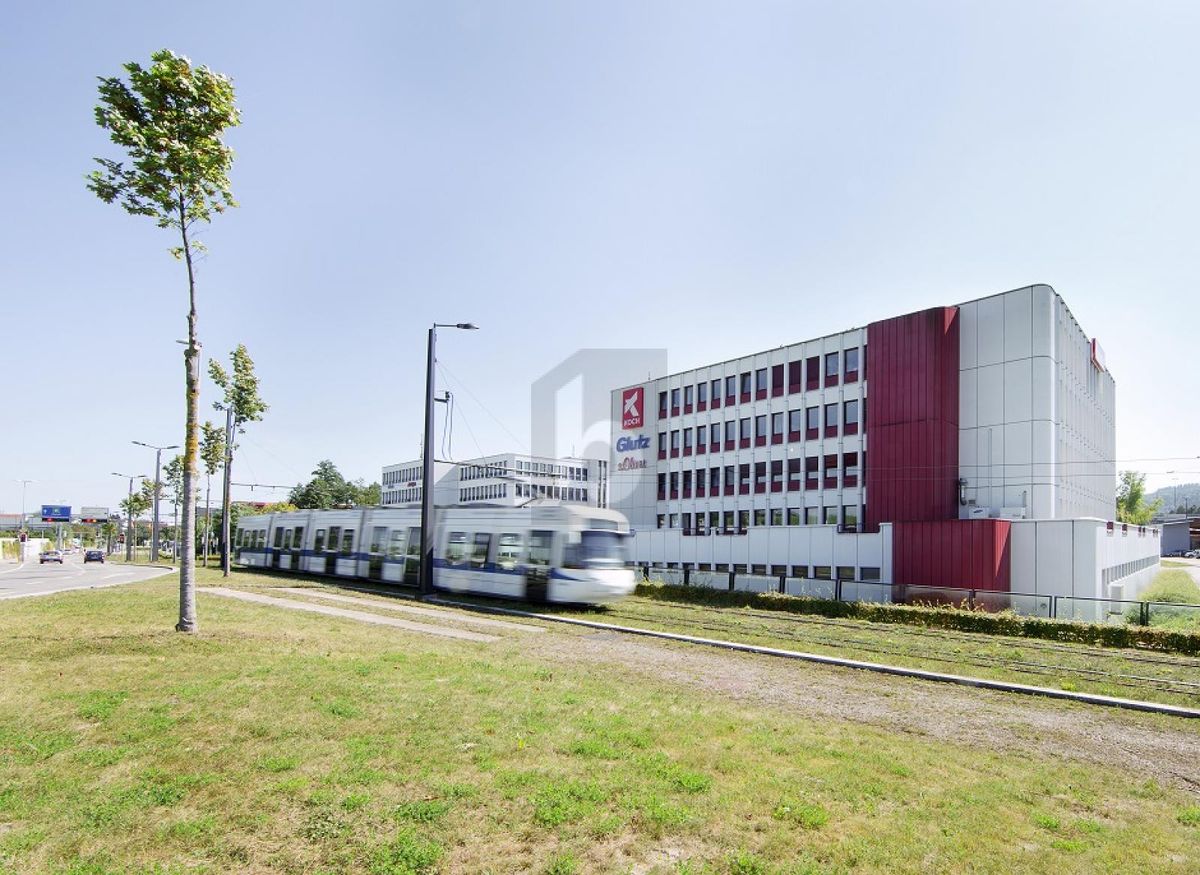 GROSSZÜGIG MIT VIELEN TIEFGARAGENPARKPLÄTZEN - 0