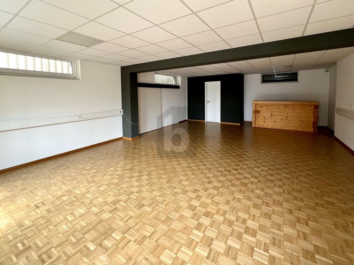 BUREAU DE PLEIN-PIED AVEC PARKING EN Z.I. - 2