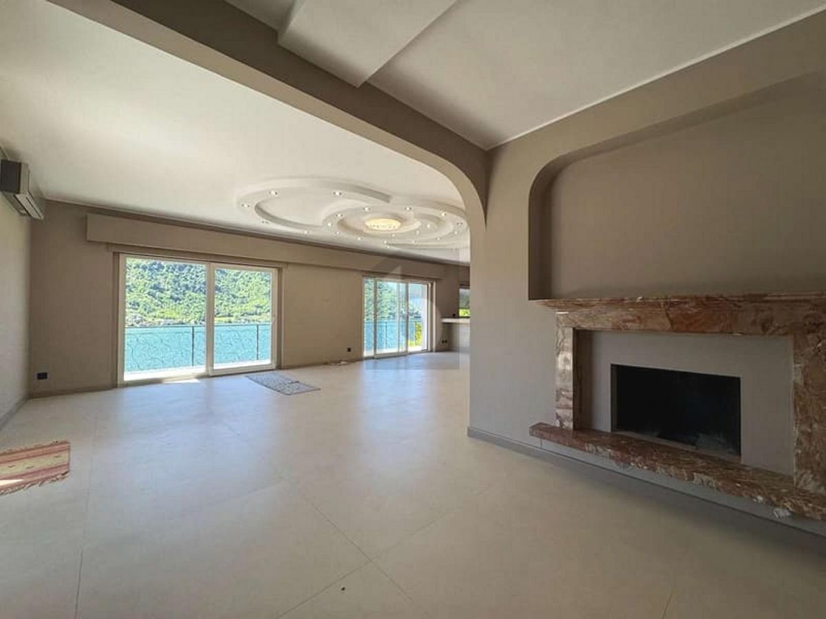 SPAZIOSA ED ELEGANTE CON PISCINA E VISTA LAGO - 2