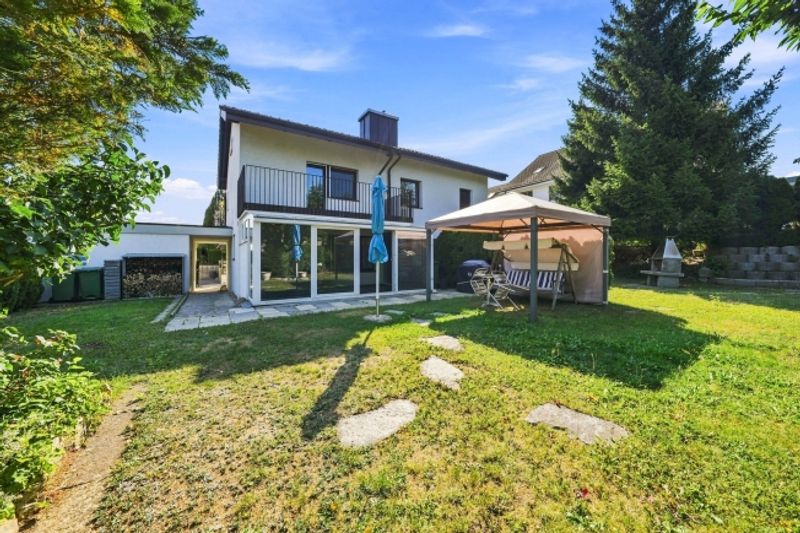 Familienhaus mit traumhaftem Garten - 12