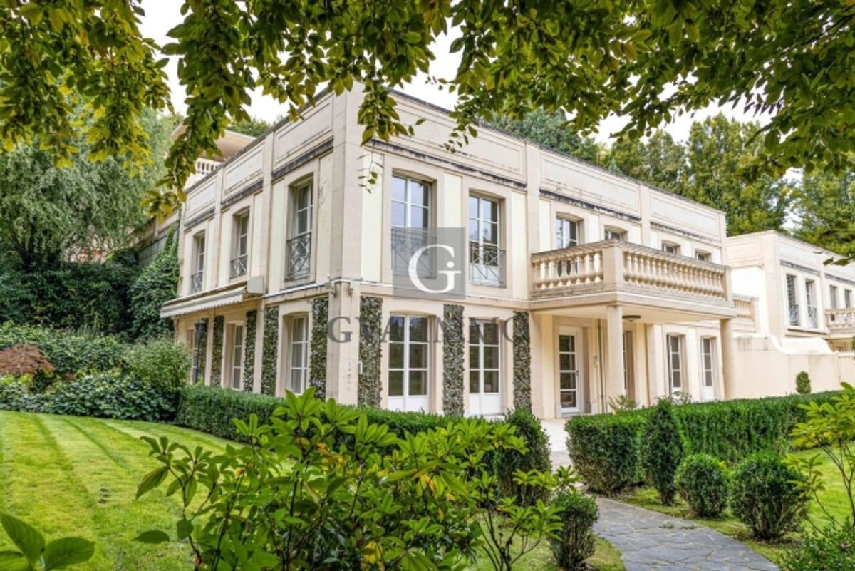 Elegantes privates Hotel mit privatem Garten und Innenpool - 0