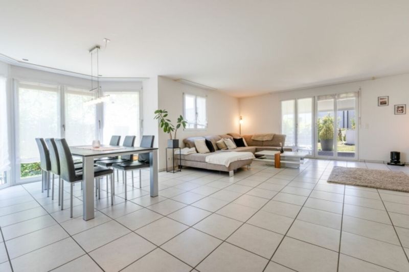 Grosszügiges 6.5-Zimmer-Doppeleinfamilienhaus mit Doppelgarage, Garten und Pool - 4