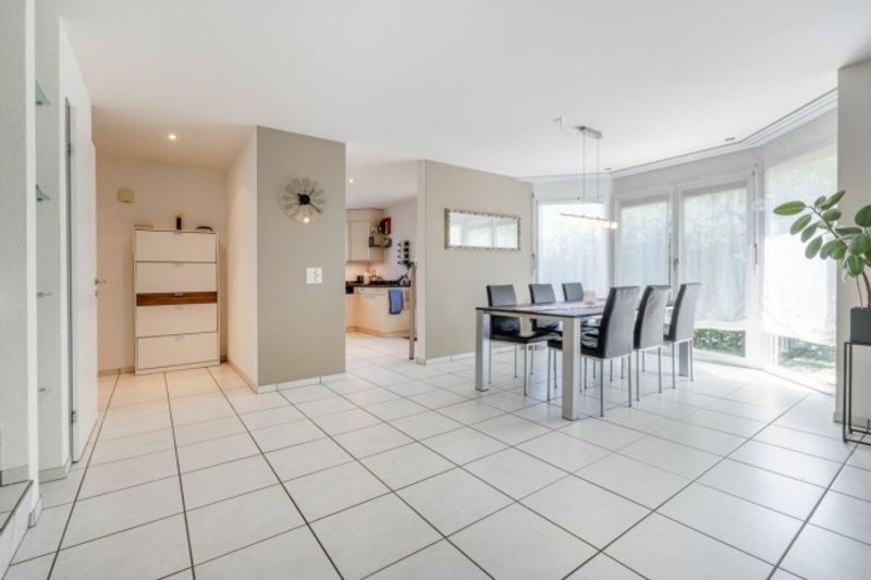 Grosszügiges 6.5-Zimmer-Doppeleinfamilienhaus mit Doppelgarage, Garten und Pool - 5