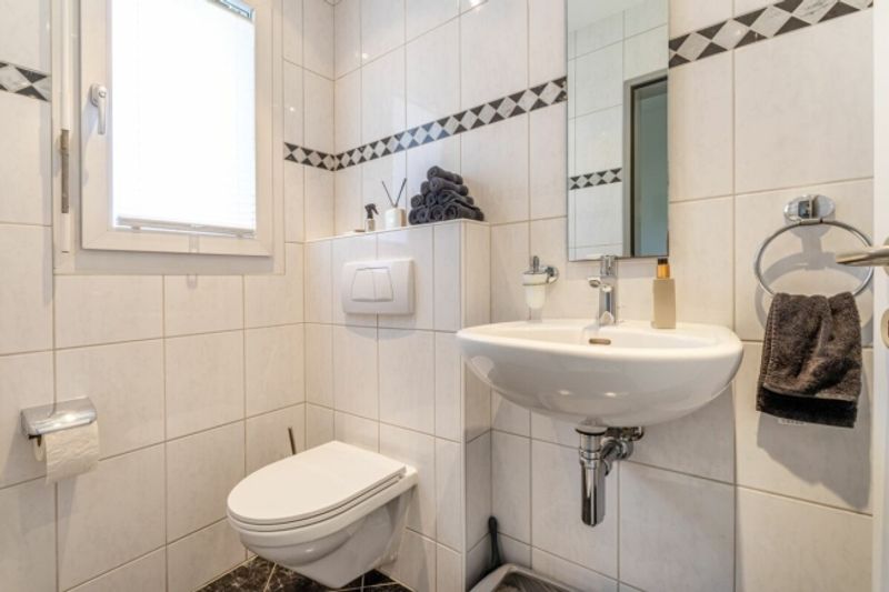 Grosszügiges 6.5-Zimmer-Doppeleinfamilienhaus mit Doppelgarage, Garten und Pool - 7