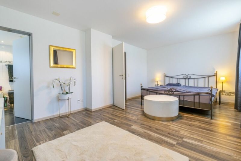 Grosszügiges 6.5-Zimmer-Doppeleinfamilienhaus mit Doppelgarage, Garten und Pool - 8