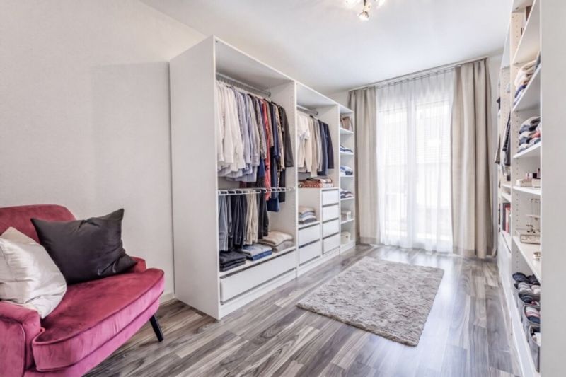 Grosszügiges 6.5-Zimmer-Doppeleinfamilienhaus mit Doppelgarage, Garten und Pool - 9