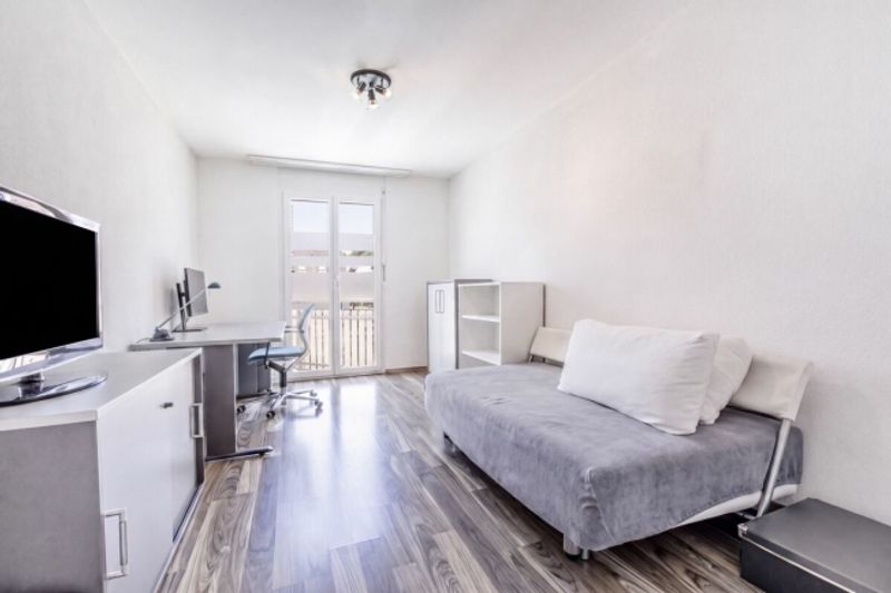 Grosszügiges 6.5-Zimmer-Doppeleinfamilienhaus mit Doppelgarage, Garten und Pool - 10
