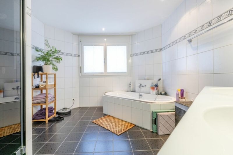 Grosszügiges 6.5-Zimmer-Doppeleinfamilienhaus mit Doppelgarage, Garten und Pool - 11