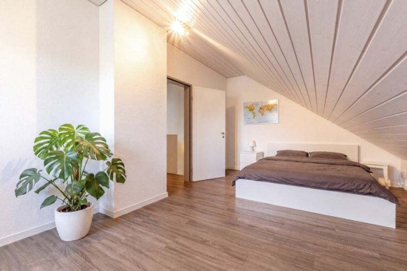 Grosszügiges 6.5-Zimmer-Doppeleinfamilienhaus mit Doppelgarage, Garten und Pool - 12