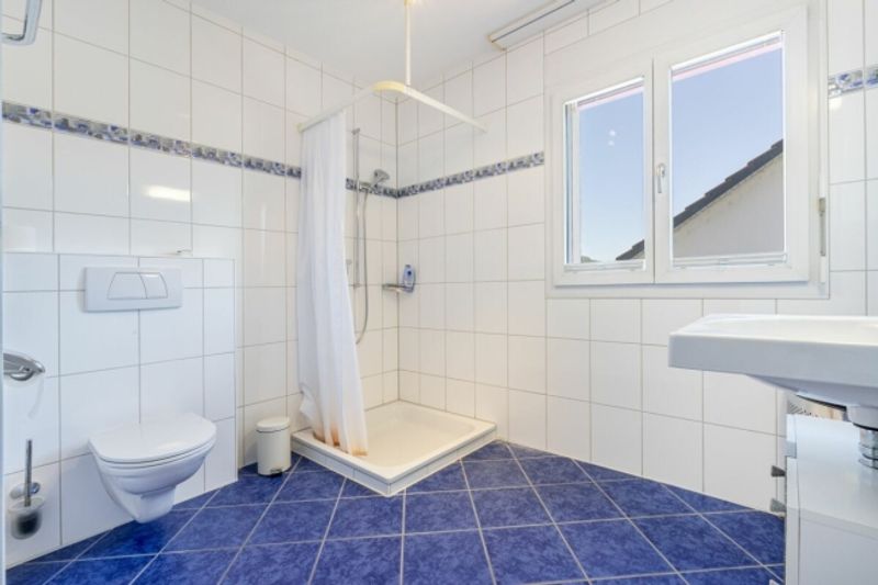 Grosszügiges 6.5-Zimmer-Doppeleinfamilienhaus mit Doppelgarage, Garten und Pool - 14