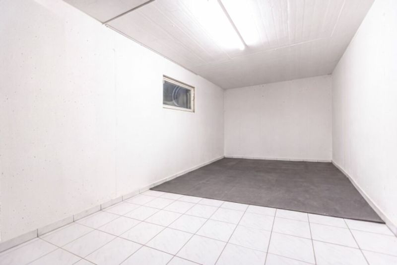 Grosszügiges 6.5-Zimmer-Doppeleinfamilienhaus mit Doppelgarage, Garten und Pool - 15