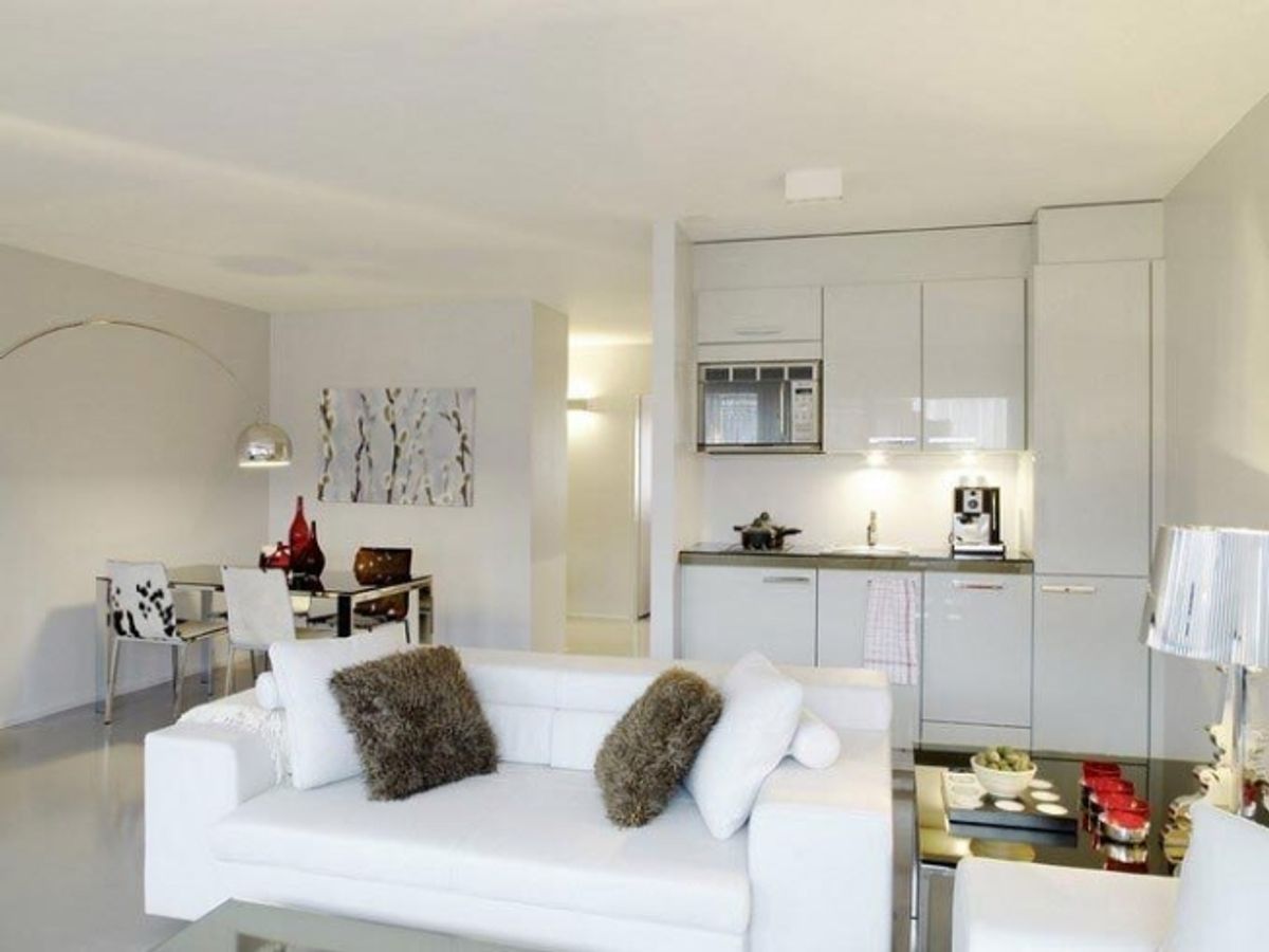 Zimmer mit zwei Betten für Senioren, Balkon, Küchenzeile – wöchentliche Reinigung inklusive - 1