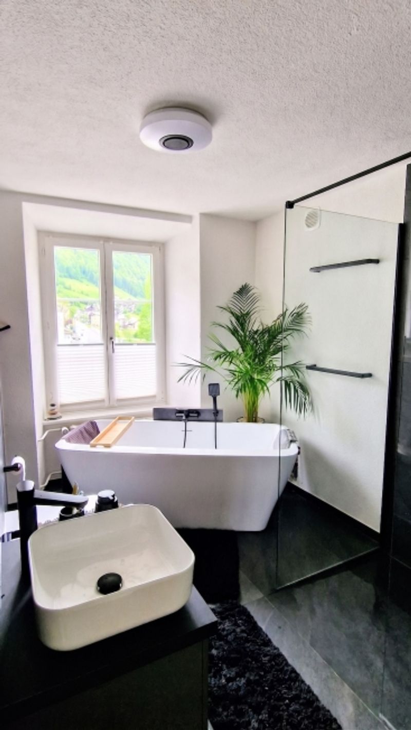 Exklusive 4.5 Zimmer-Wohnung mit 118m2 Wohnfläche - komplett renoviert in Glarus Süd - 6