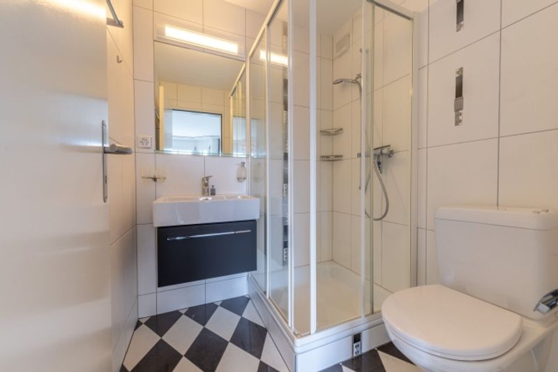 Attraktive Hochparterre-Wohnung mit Cheminée und viel Stauraum - 8