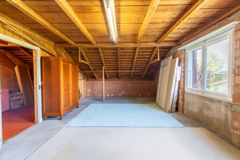 Zentrumsnahes Potenzial Ausbaubares 5-Zimmer-Einfamilienhaus mit grosszügigem Garten - 12