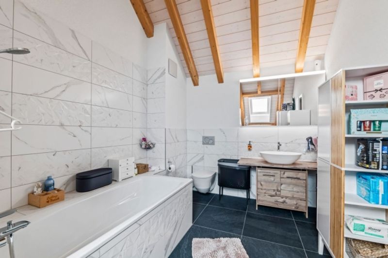 5.5-Zimmer-Maisonette 146 m² Wohnkomfort mit Galerie, Terrasse und Weitsicht - 10