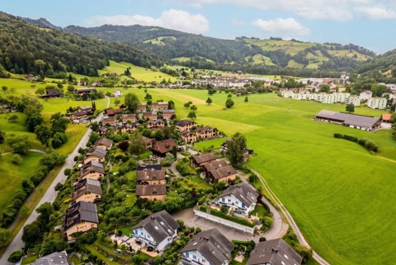 Freistehendes Einfamilienhaus mit grossem Garten an ruhiger Wohnlage - 2