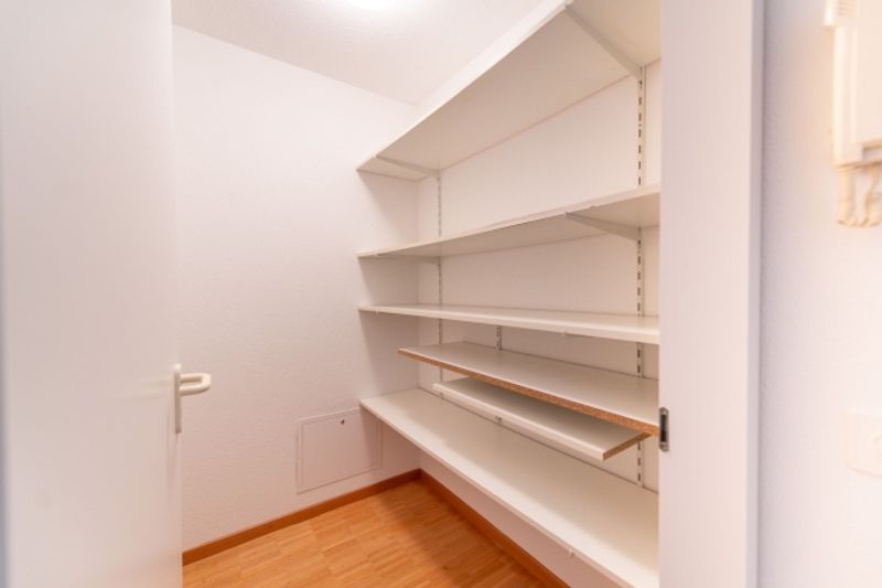Wohnen mit Komfort eigene Waschmaschine, grosser Balkon & viel Platz - 7