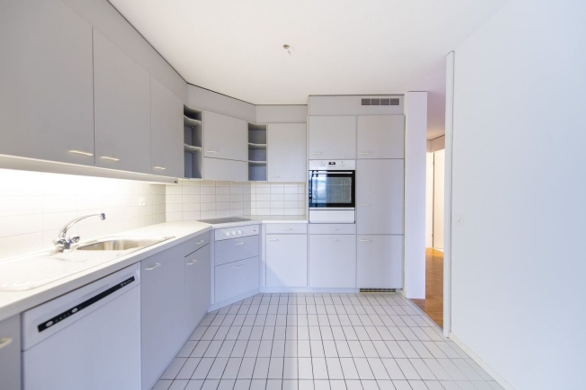Wohnen mit Komfort eigene Waschmaschine, grosser Balkon & viel Platz - 2