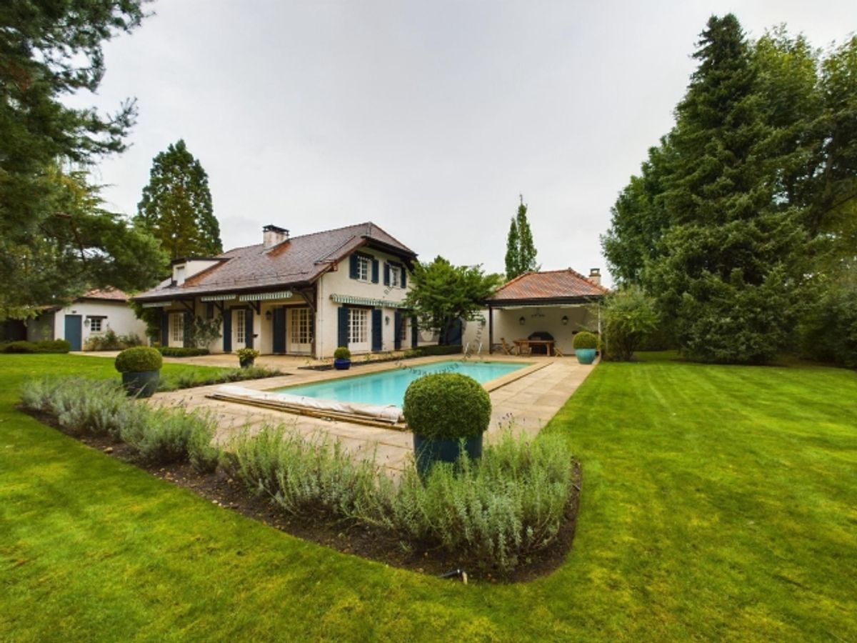 Einfamilienhaus mit Pool - 0