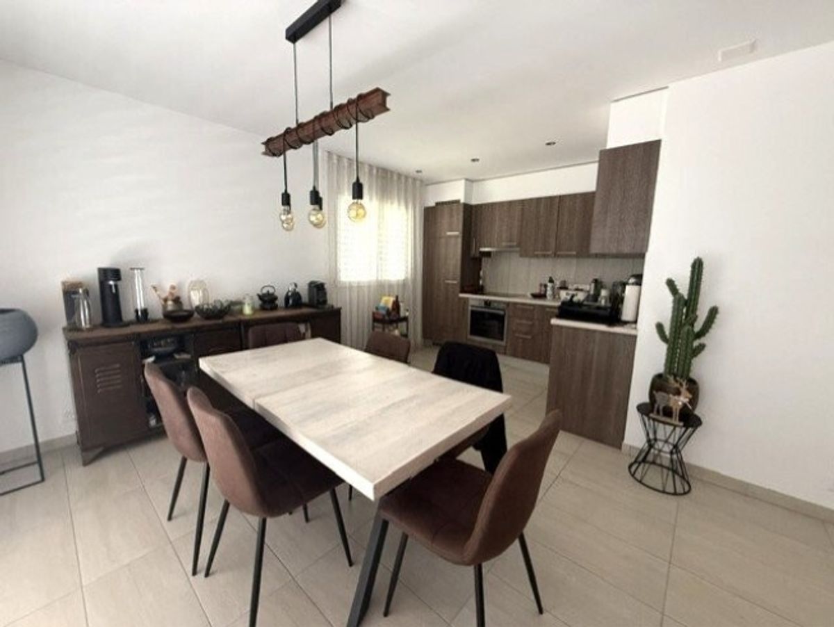 Schöne 2.5-Zimmer-Wohnung mit grosser Terrasse und Parkplätzen - 0