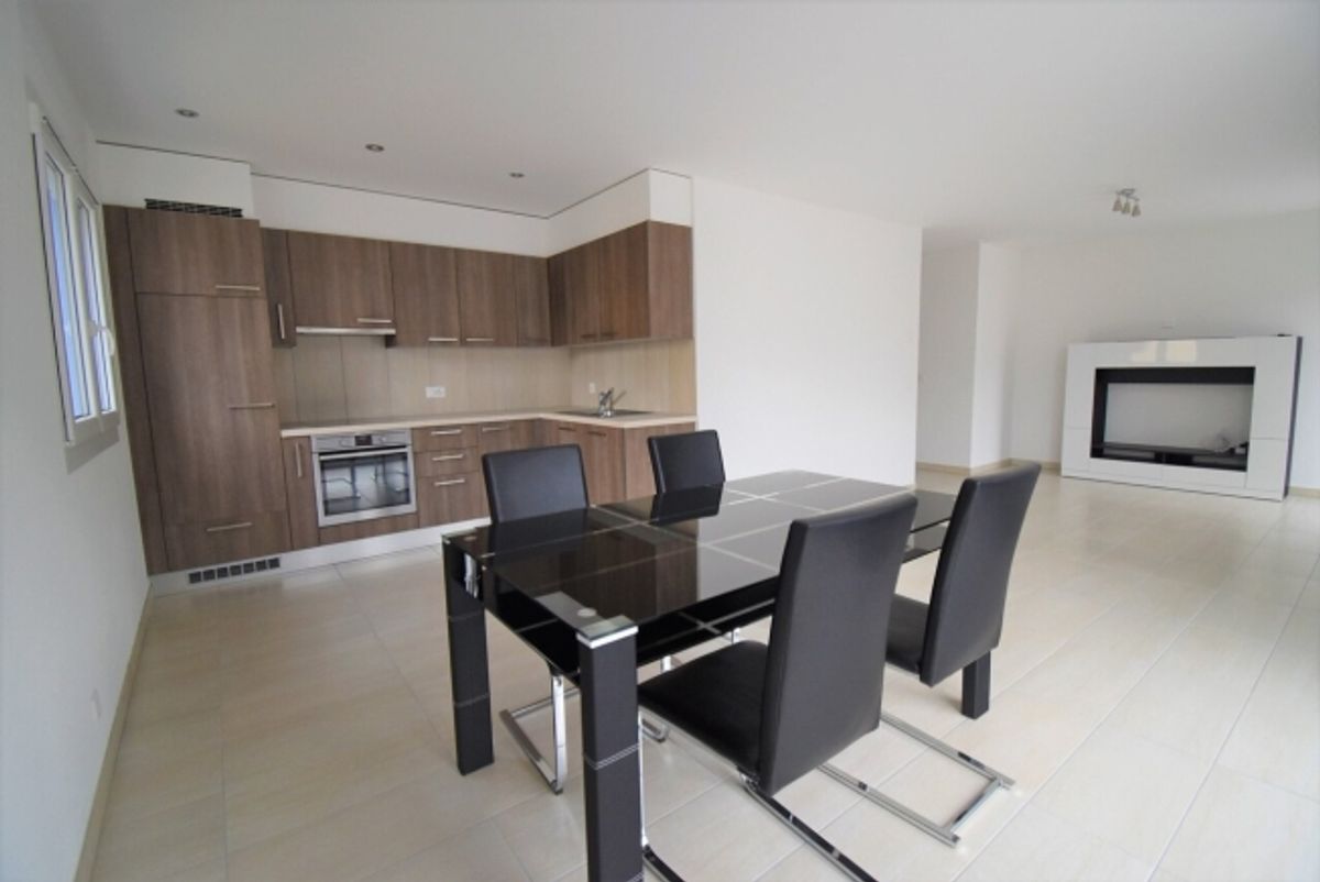 Schöne 2.5-Zimmer-Wohnung mit grosser Terrasse und Parkplätzen - 1
