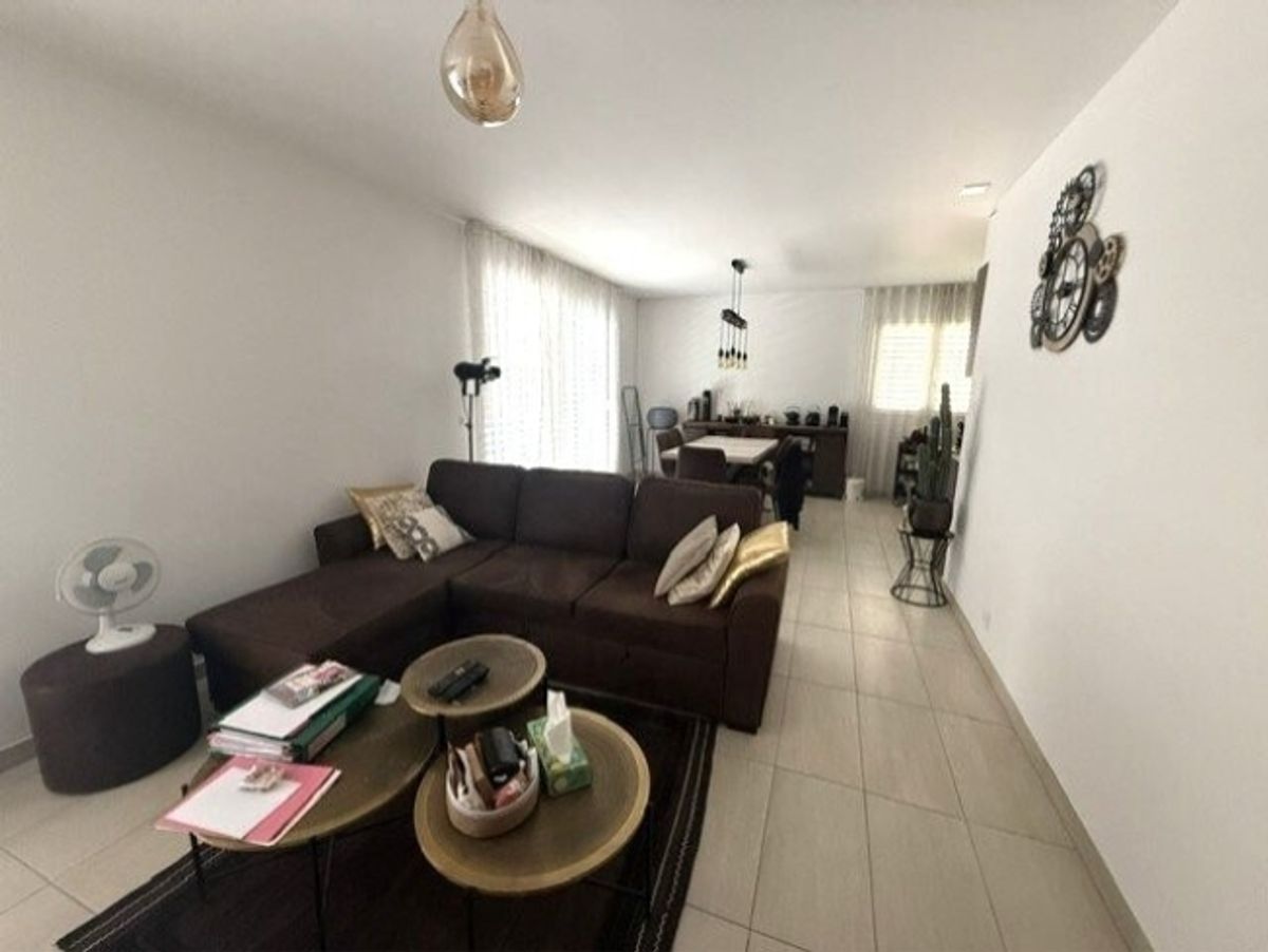 Schöne 2.5-Zimmer-Wohnung mit grosser Terrasse und Parkplätzen - 2