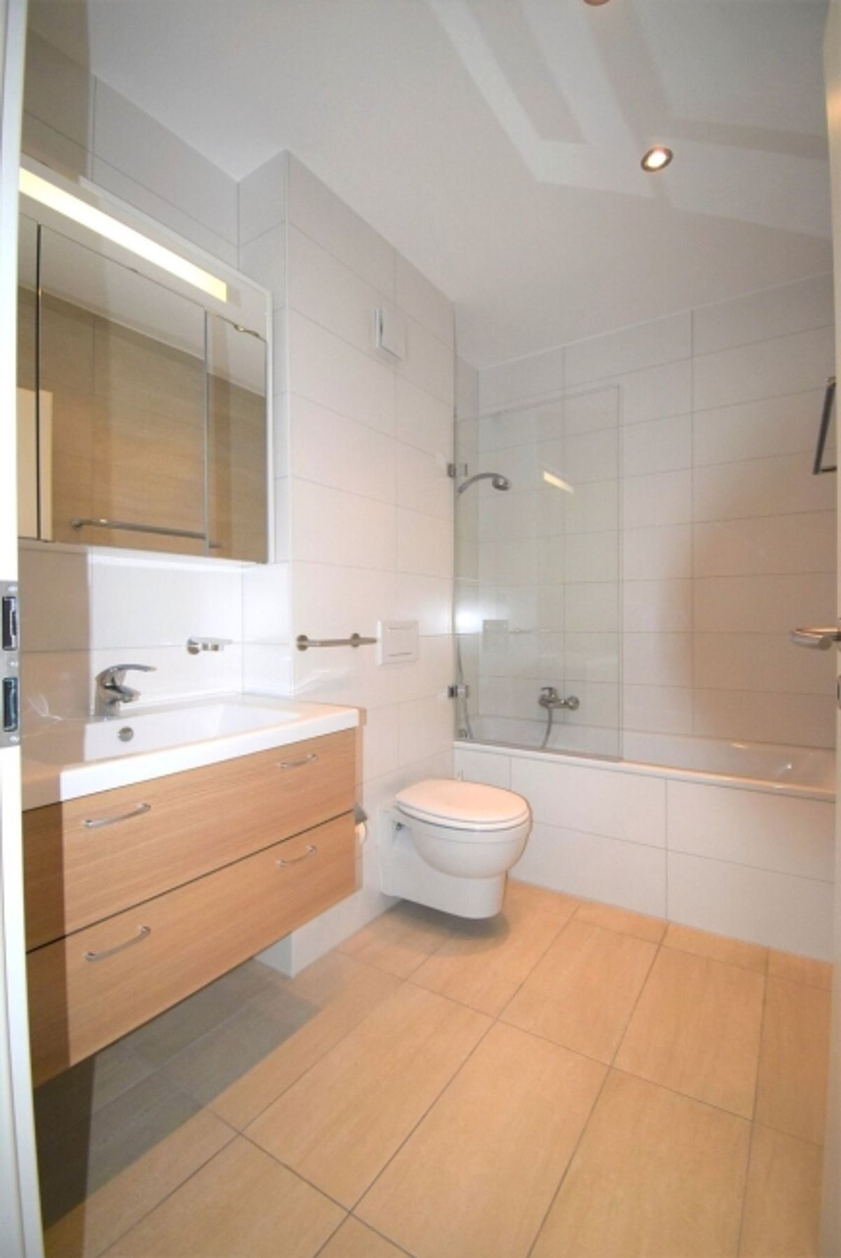 Schöne 2.5-Zimmer-Wohnung mit grosser Terrasse und Parkplätzen - 4