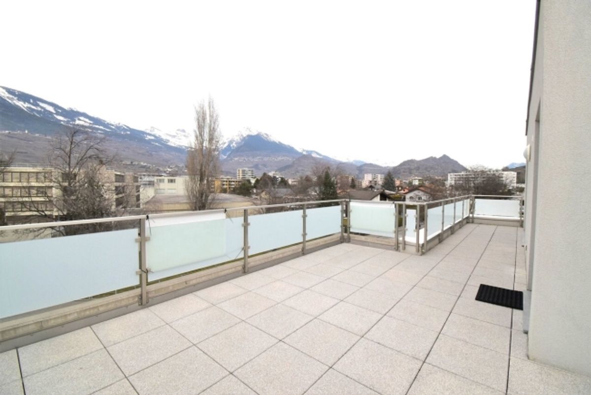 Schöne 2.5-Zimmer-Wohnung mit grosser Terrasse und Parkplätzen - 5