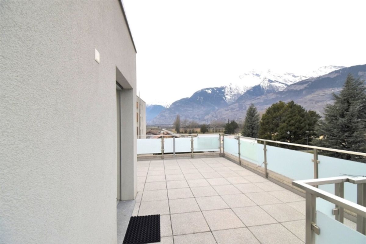 Schöne 2.5-Zimmer-Wohnung mit grosser Terrasse und Parkplätzen - 6