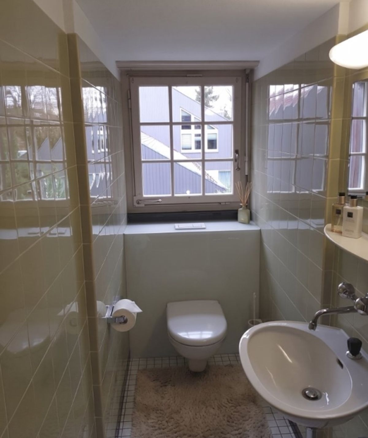 Von aussen zurückhaltend. Von innen eine sehr private 7.5 Zimmer Villa mit grossem Pool und schönem Garten - 11