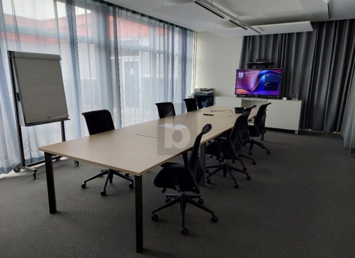 REPRESENTATIV MIT VIEL TAGESLICHT - 1