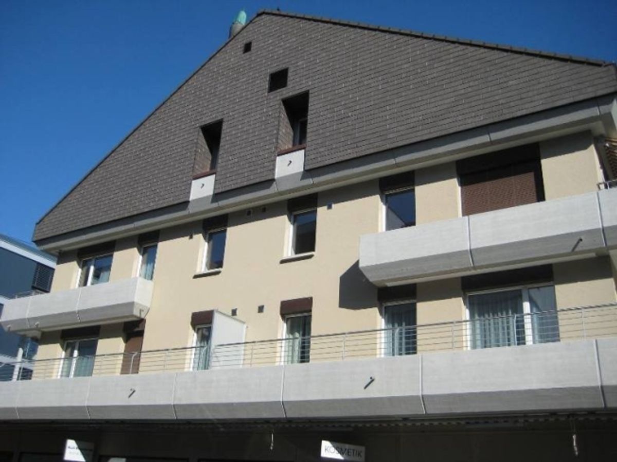 Gedeckter Motorradplatz nahe Bahnhof Thalwil - 1