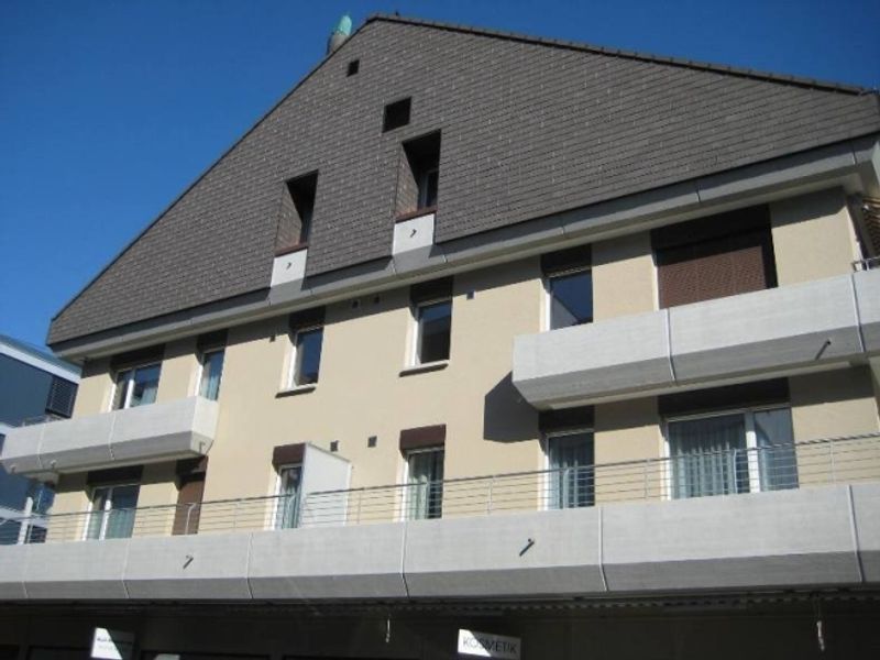 Gedeckter Motorradplatz nahe Bahnhof Thalwil - 2