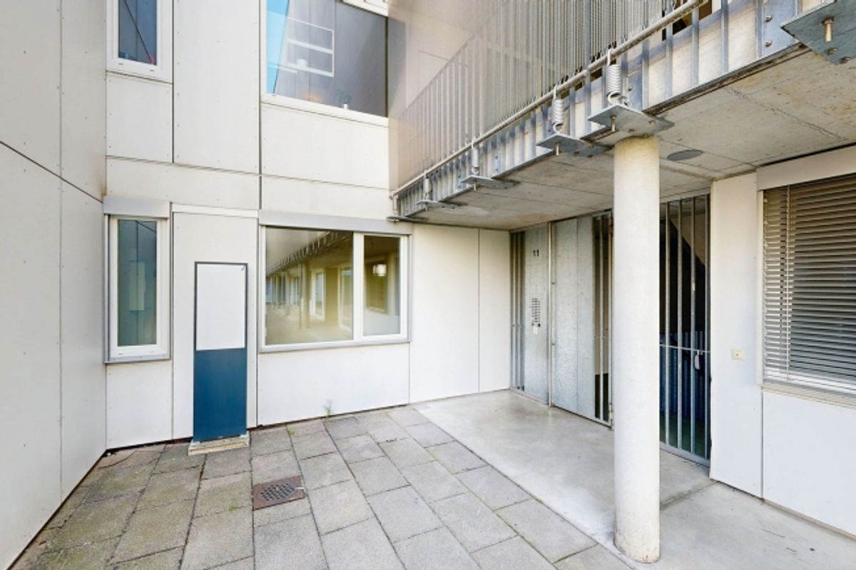 Moderne 2.5-Zimmer-Wohnung mit Mietgarten und Holzterrasse in Zürich-Schwamendingen - 1